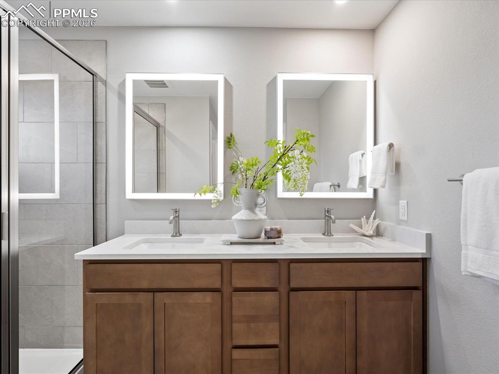 Image 24 of 30: Bathroom