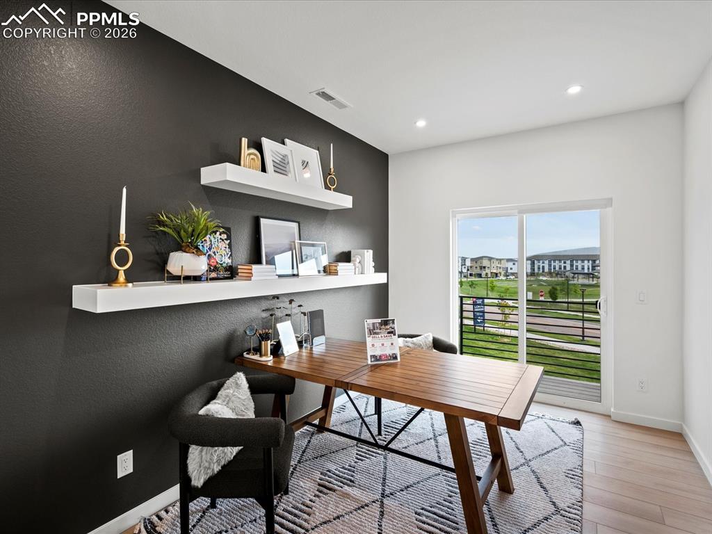 Image 28 of 30: Office