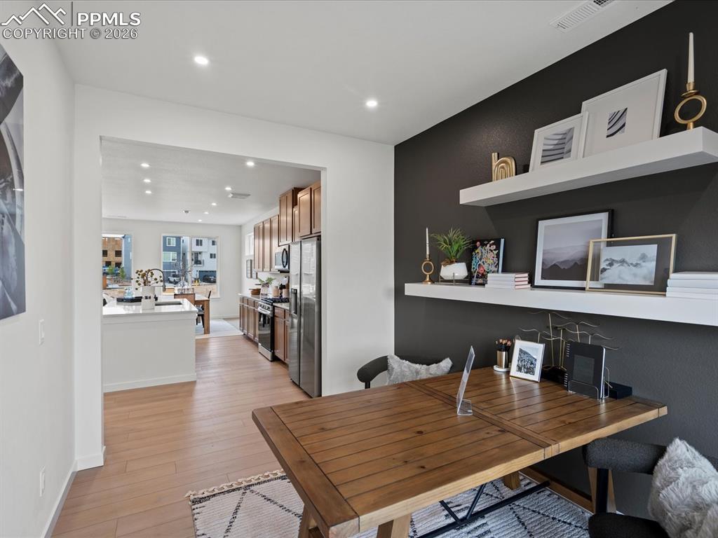 Image 29 of 30: Dining Area