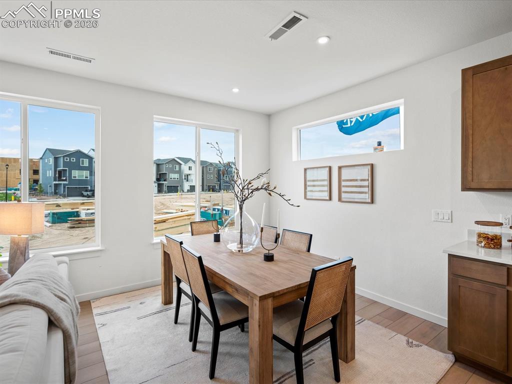 Image 7 of 30: Dining Area