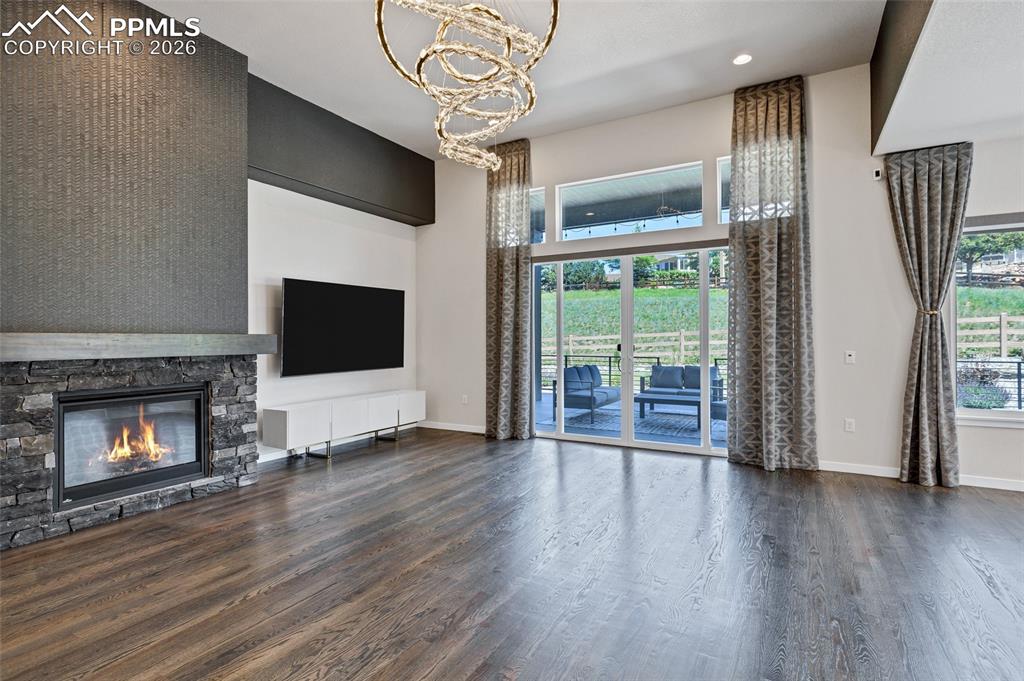 Image 13 of 50: Living Room