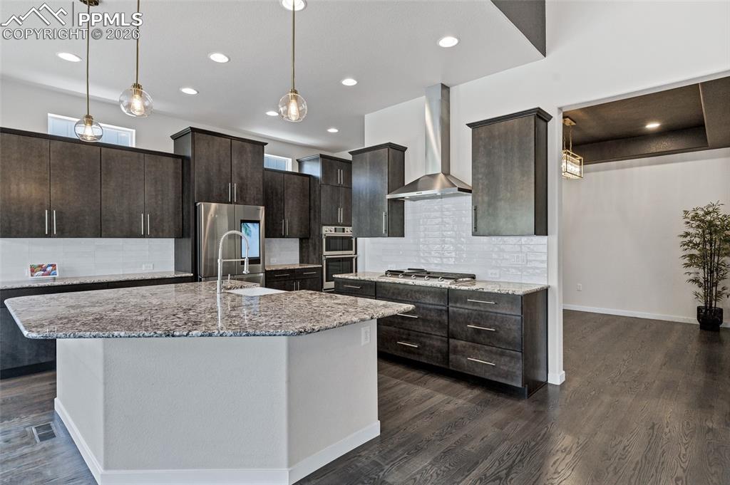 Image 15 of 50: Kitchen