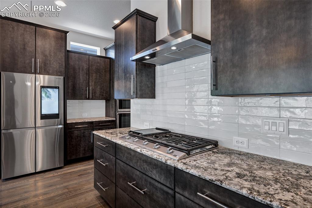 Image 16 of 50: Kitchen