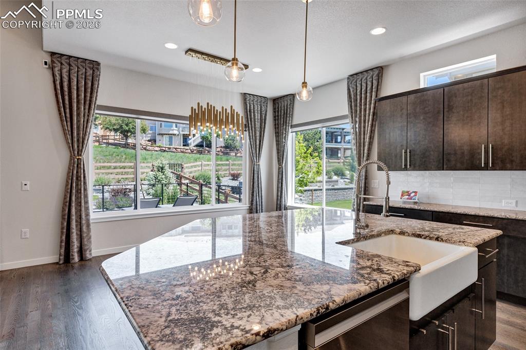 Image 17 of 50: Kitchen