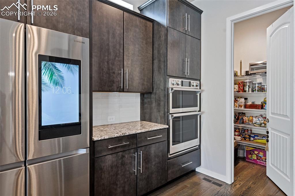 Image 18 of 50: Kitchen