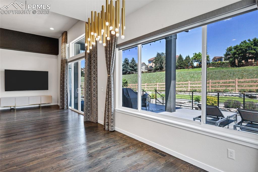 Image 20 of 50: Dining Area