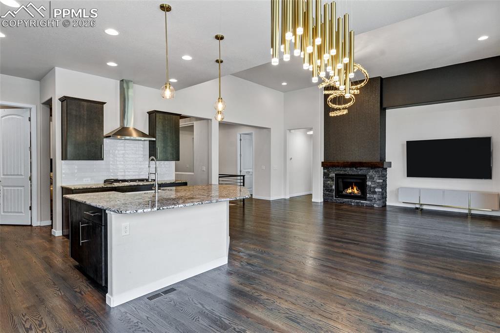 Image 21 of 50: Kitchen