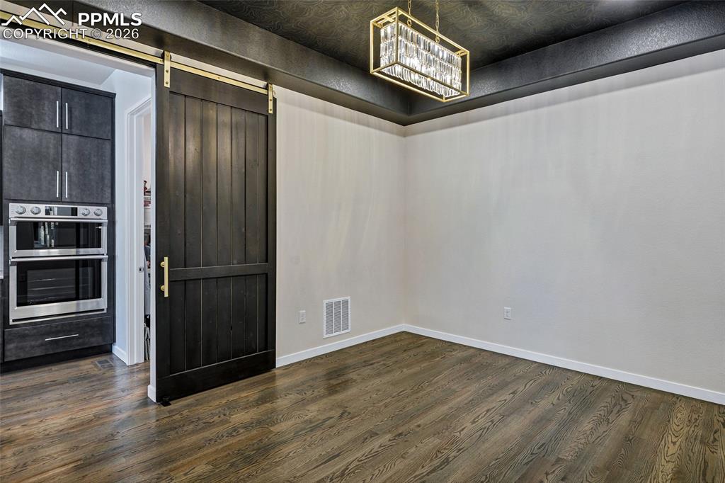 Image 28 of 50: Dining Area