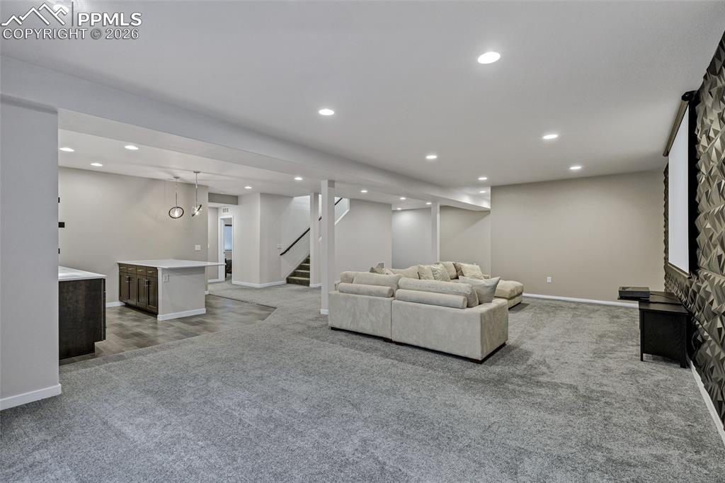 Image 33 of 50: Living Room