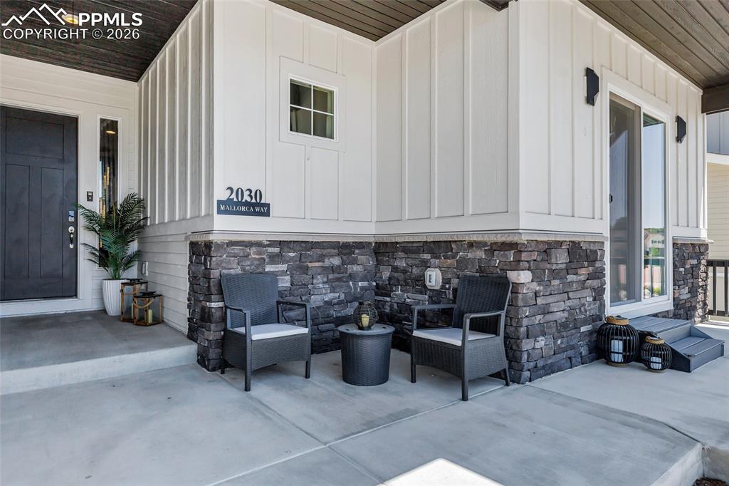 Image 4 of 50: Patio