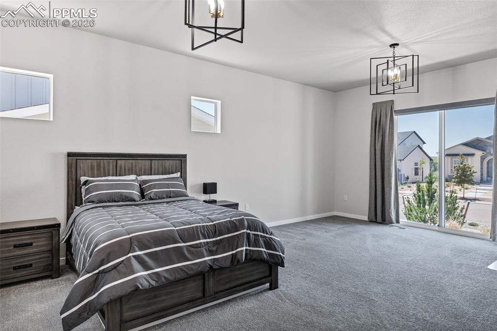 Image 7 of 50: Bedroom