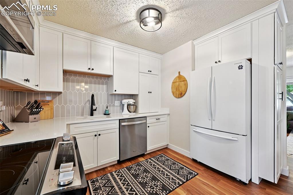 Image 11 of 40: Kitchen