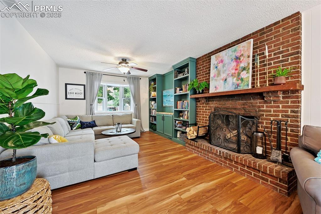 Image 14 of 40: Living Room