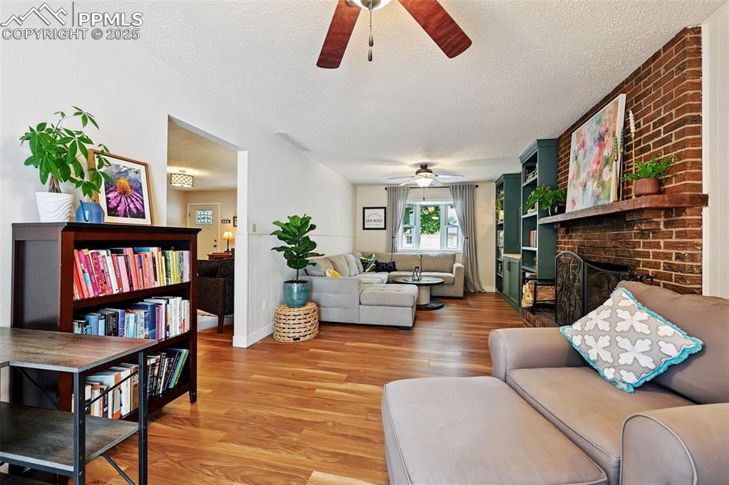 Image 15 of 40: Living Room