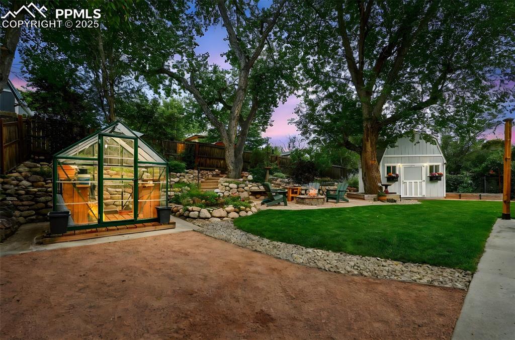 Image 26 of 40: Yard