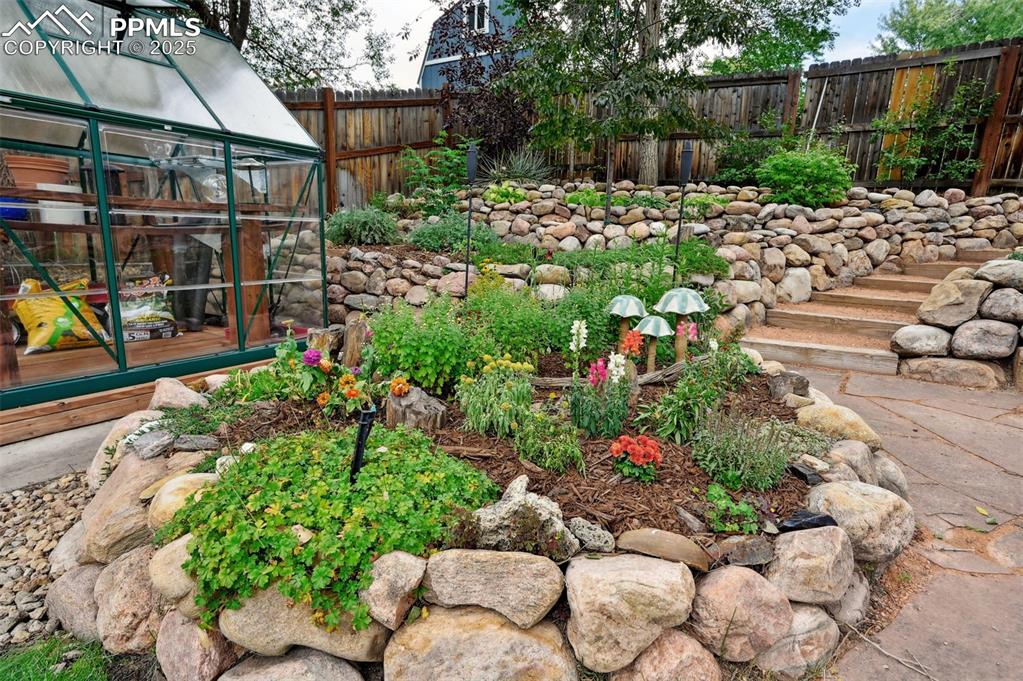 Image 27 of 40: Yard