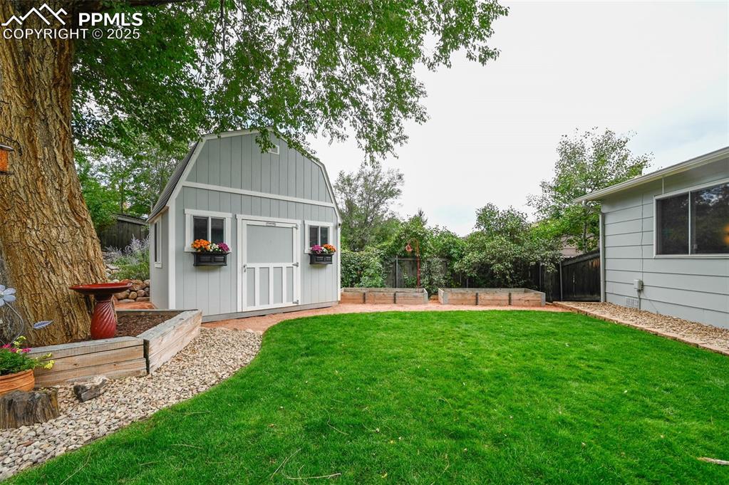 Image 28 of 40: Yard