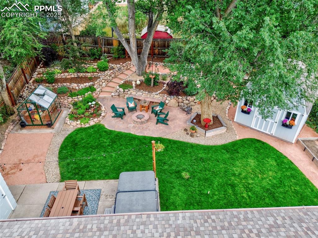 Image 34 of 40: Yard