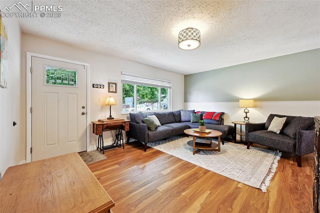 Image 5 of 40: Living Room