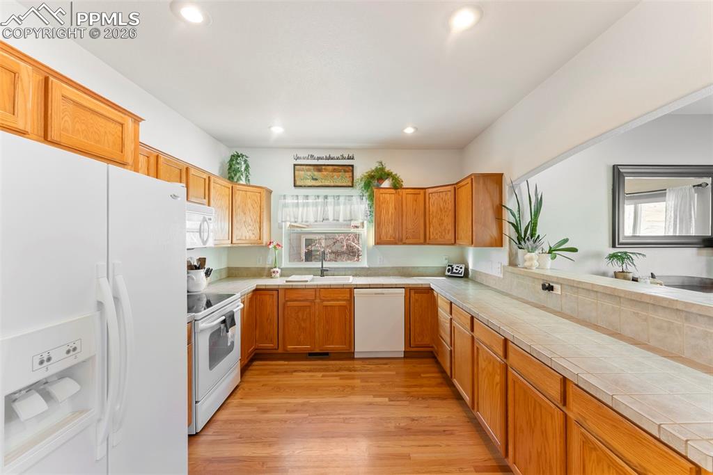 Image 10 of 50: Kitchen