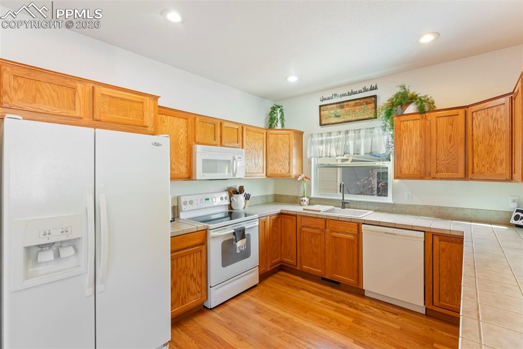 Image 11 of 50: Kitchen