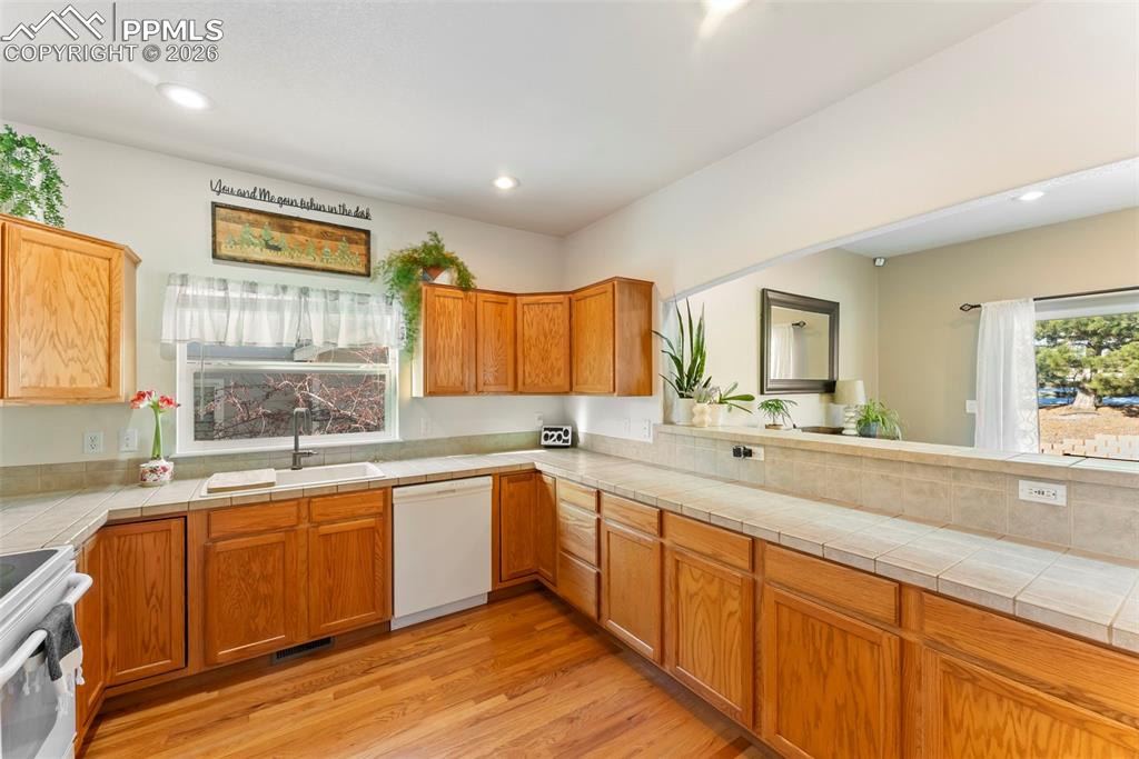 Image 12 of 50: Kitchen