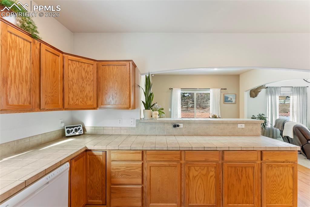 Image 14 of 50: Kitchen