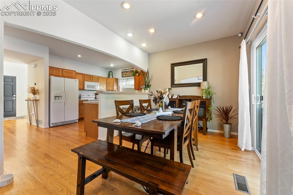 Image 16 of 50: Dining Area