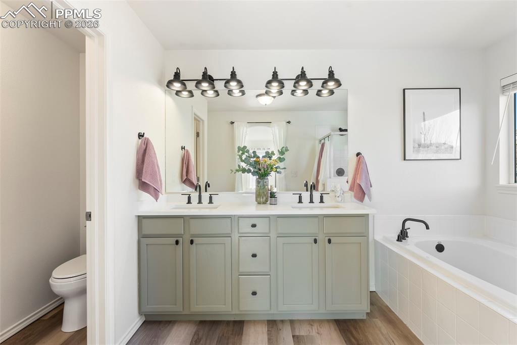 Image 26 of 50: Bathroom