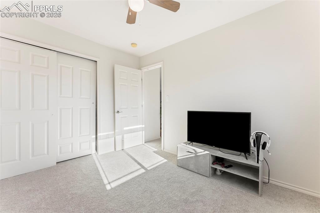 Image 31 of 50: Bedroom