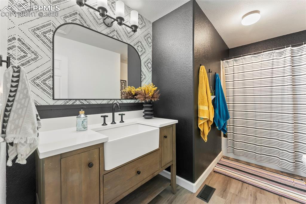 Image 35 of 50: Bathroom