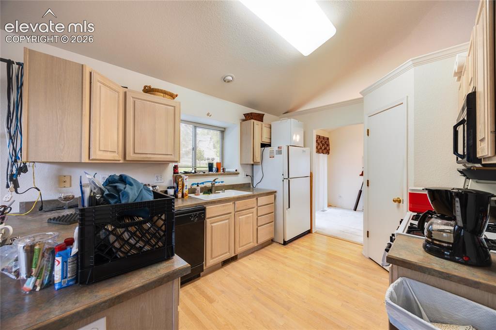 Image 11 of 26: Kitchen