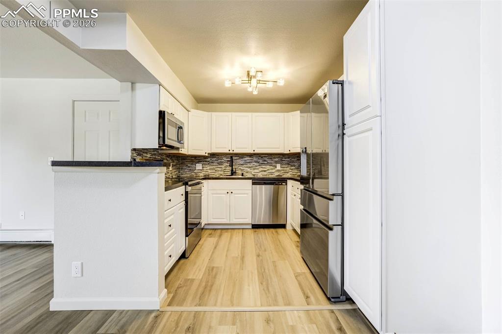 Image 18 of 50: Kitchen