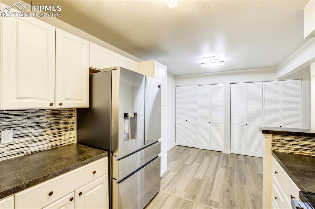 Image 19 of 50: Kitchen