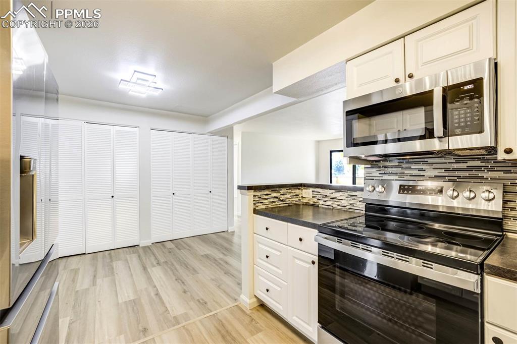 Image 20 of 50: Kitchen