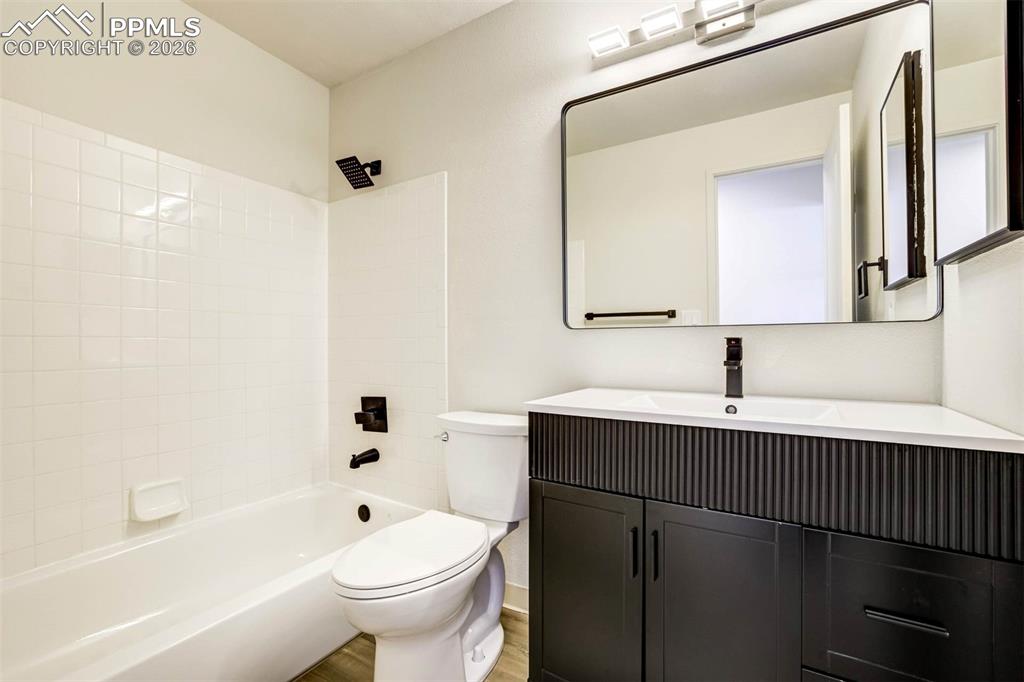 Image 25 of 50: Bathroom