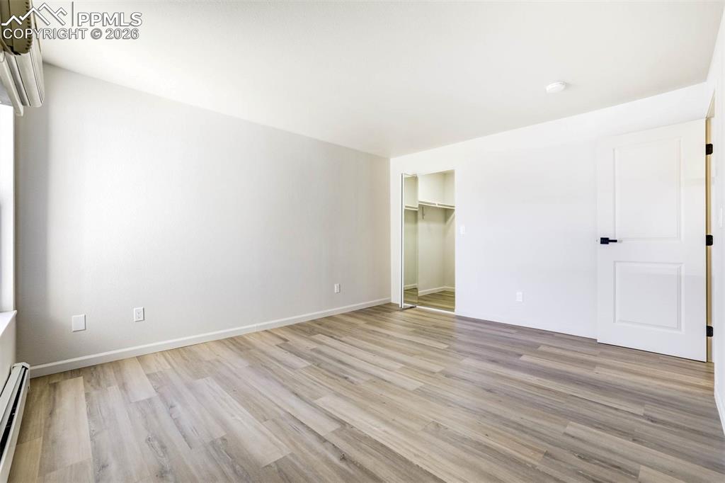 Image 29 of 50: Bedroom