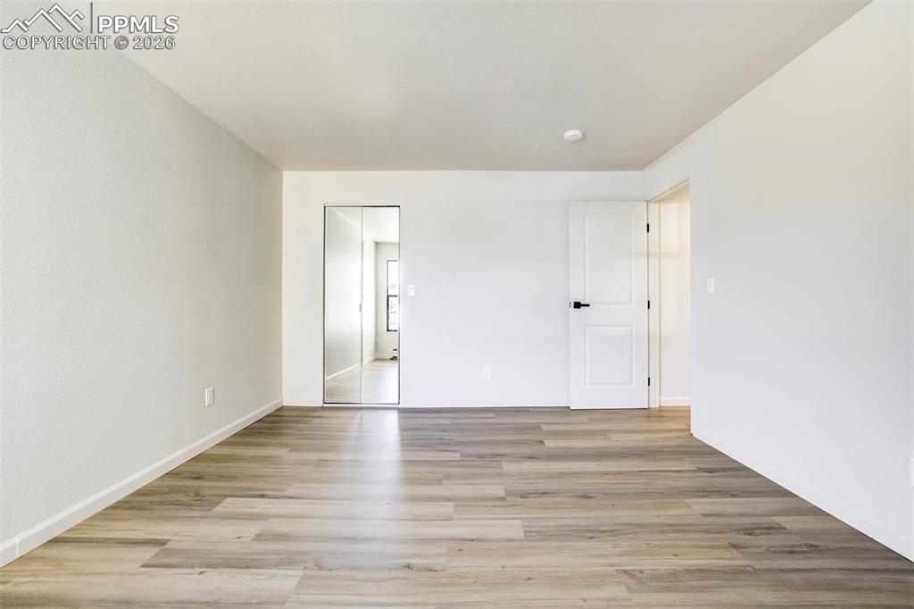 Image 30 of 50: Bedroom