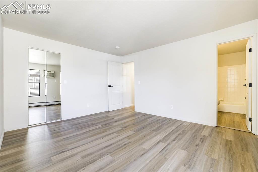 Image 31 of 50: Bedroom