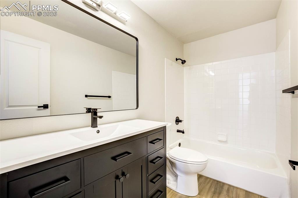 Image 32 of 50: Bathroom