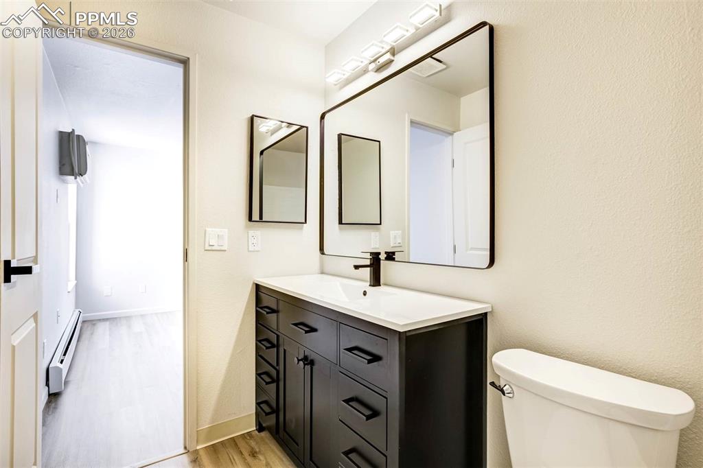 Image 33 of 50: Bathroom