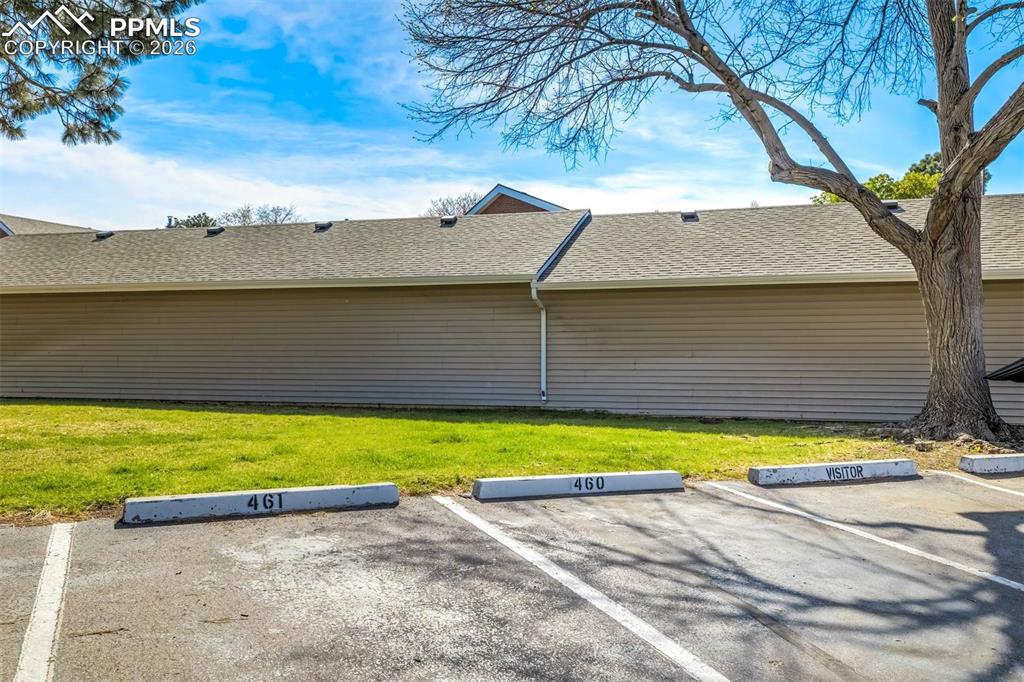 Image 38 of 50: Parking