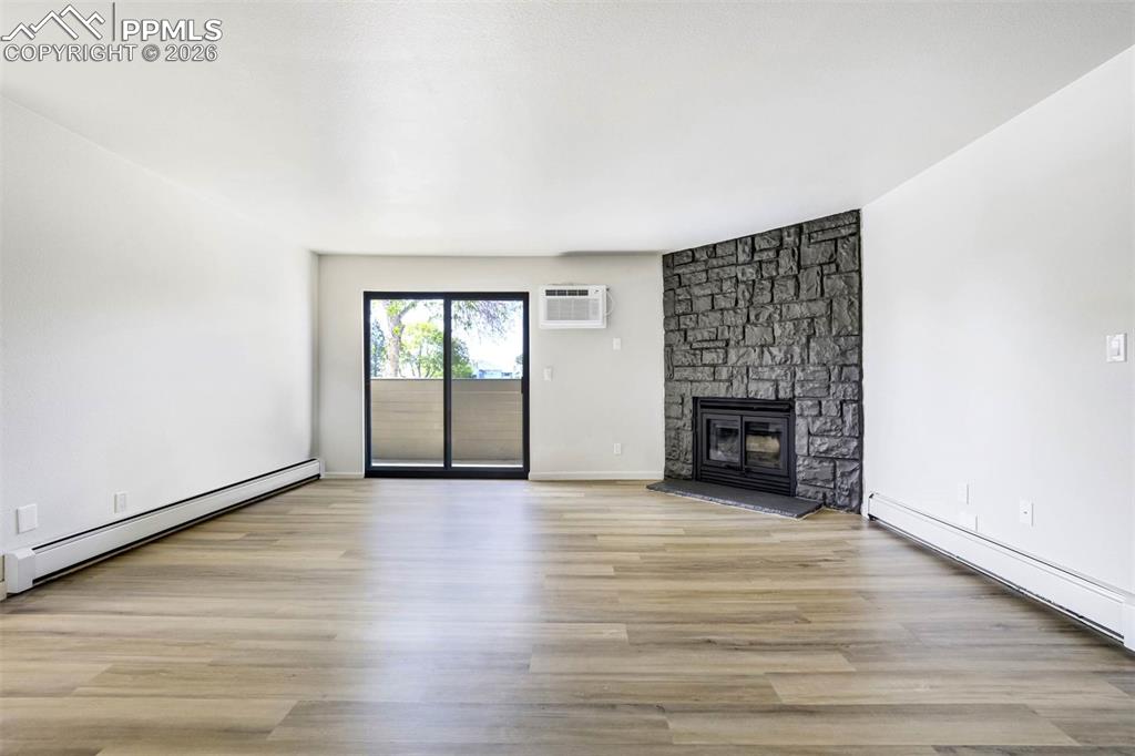 Image 5 of 50: Living Room