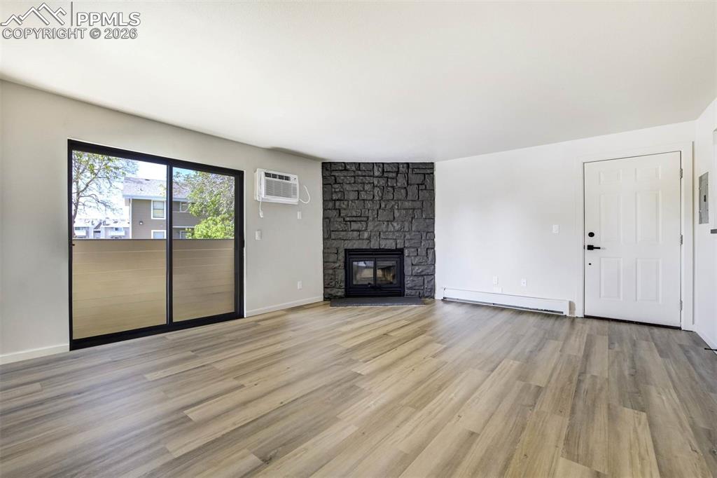 Image 6 of 50: Living Room