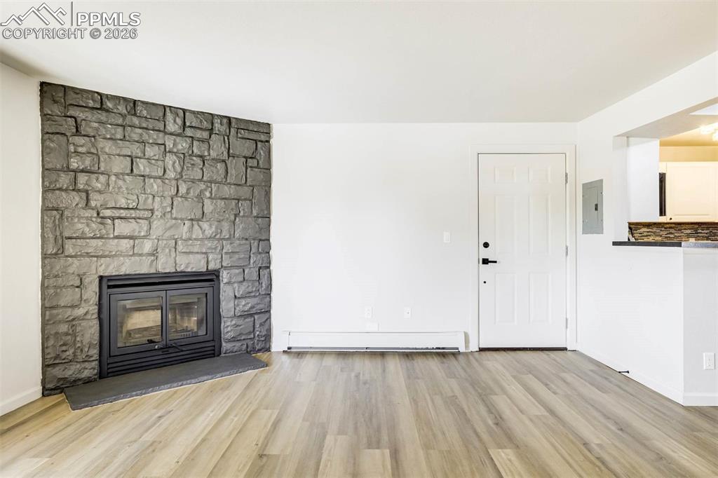 Image 7 of 50: Living Room