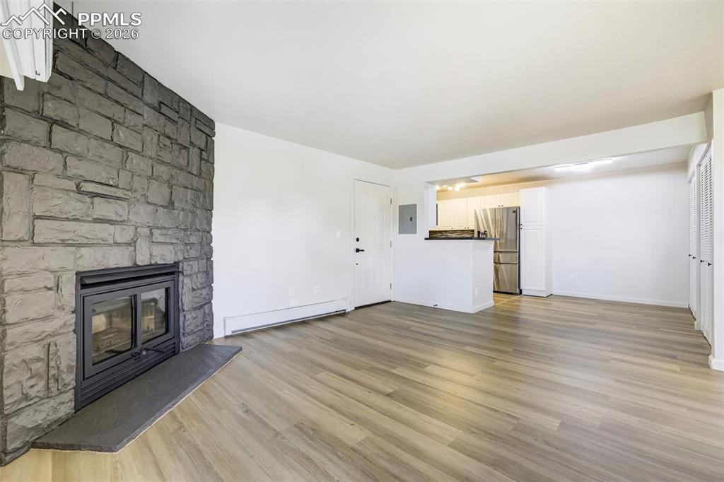 Image 8 of 50: Living Room