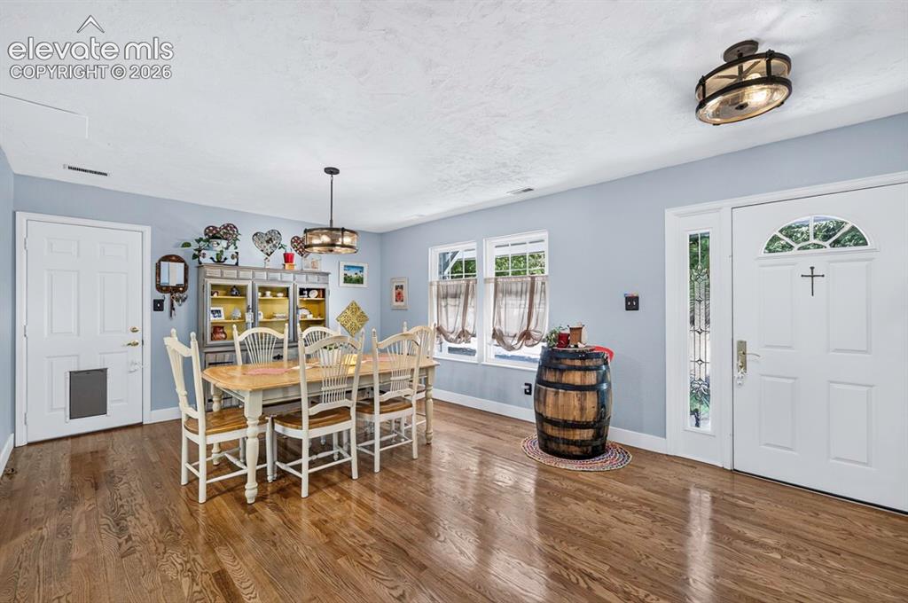 Image 12 of 31: Dining Area