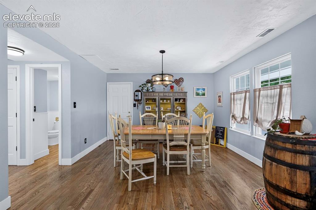 Image 13 of 31: Dining Area