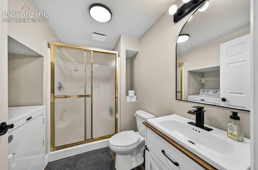Image 16 of 31: Bathroom