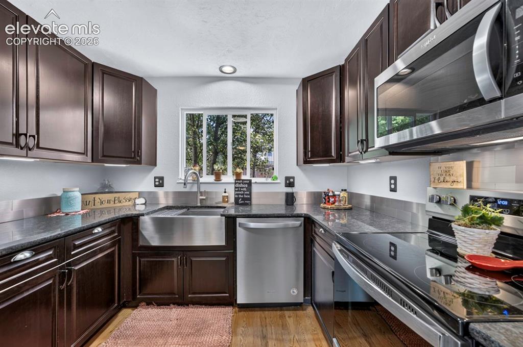 Image 6 of 31: Kitchen